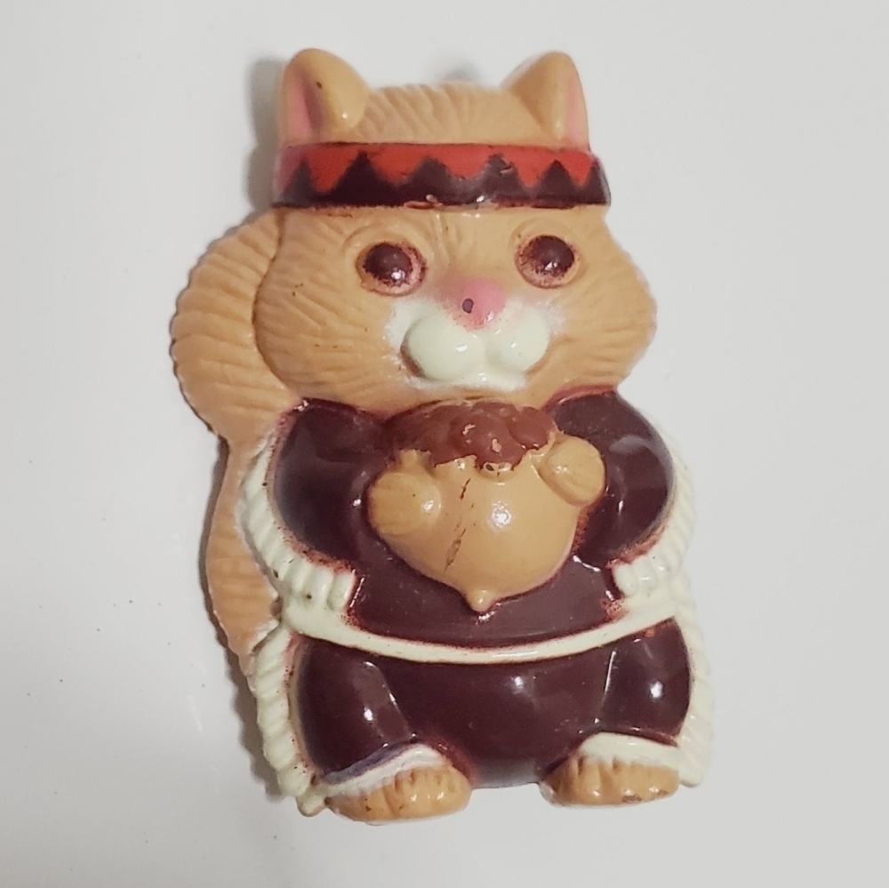 Vintage Hallmark Thanksgiving Squirrel Brooch. 🌴